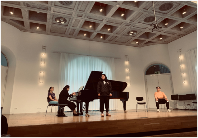 音乐会前夕在德国卡尔斯鲁尔音乐学院Vetel-Saal彩排