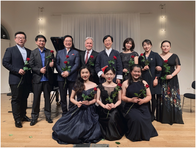 艺术歌曲音乐会后合影