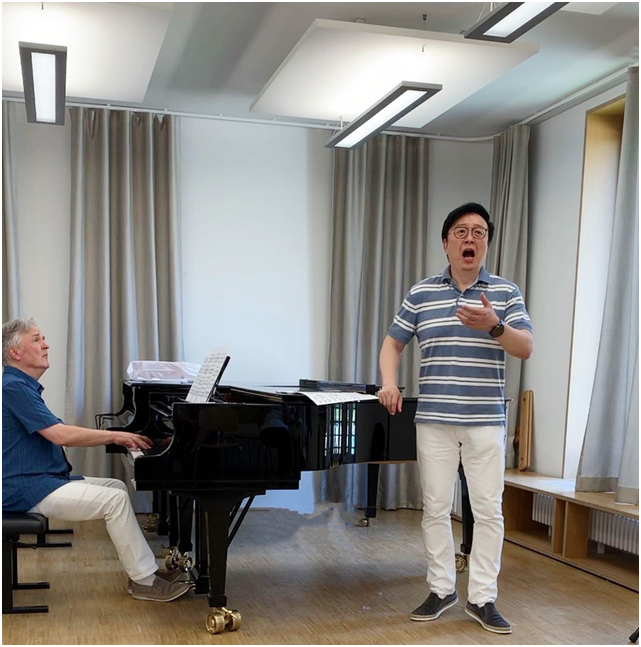 周正教授与H?ll院长排练,德国卡尔斯鲁尔音乐学院