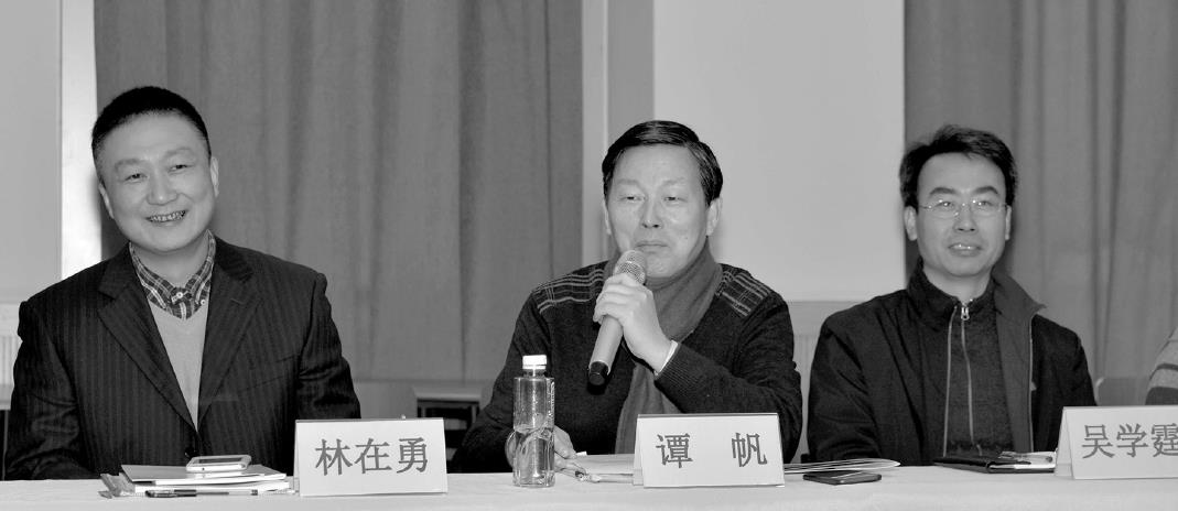 华东师大中文系教授谭帆在研讨会上点评 taptap点点体育研究生部供图.jpg