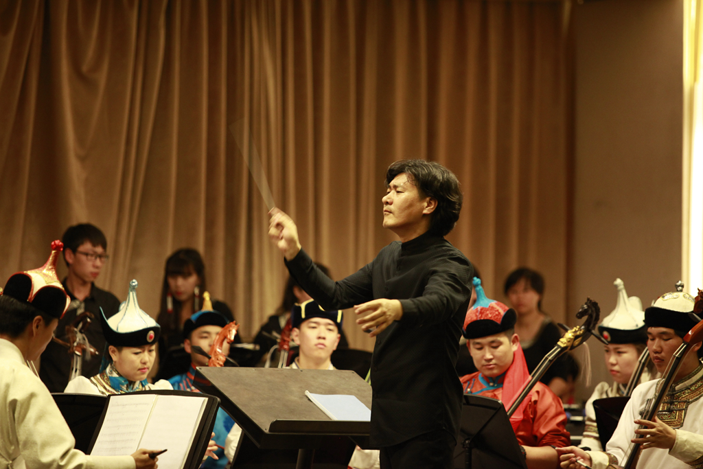 指挥:拉布哈苏荣(蒙古国)