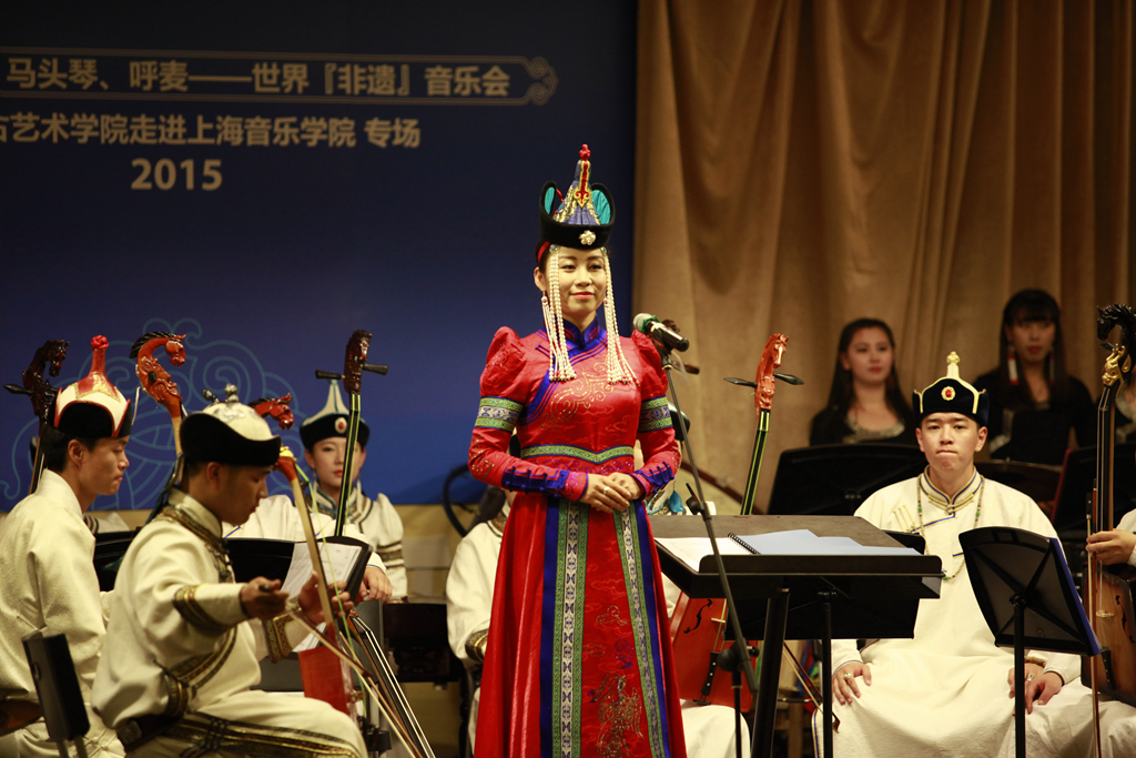 三、女声长调 表演《辽阔的草原》、《褐色的鹰》(演唱者:金君;马头琴:韩成、伊德日)