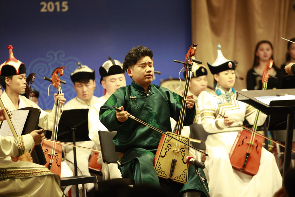 五、马头琴狂想曲《一百零八转经筒》(表演者:额尔敦毕力格 协奏:NMY马头琴乐队;指挥:拉布哈苏荣)