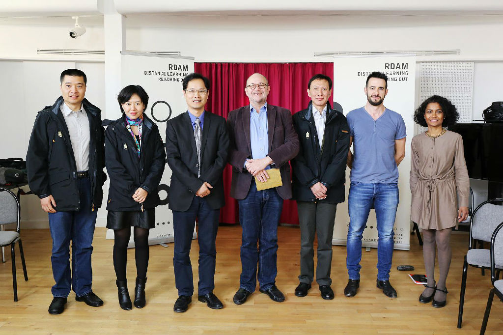 我方人员与中国驻丹麦大使馆文化参赞李金生(左三)、丹麦皇家音乐学院副院长(左四)及相关技术人员合影