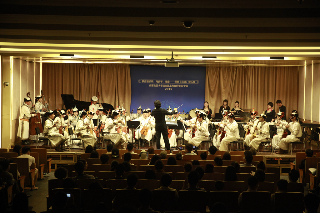 二、马头琴合奏 表演《天边》、《灵舞》(演奏:NMY马头琴乐队;指挥:拉布哈苏荣)